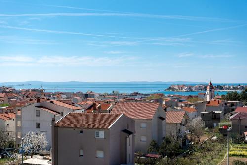 uma cidade com edifícios e o oceano no fundo em Apartment Ankica with beautiful sea view em Podstrana