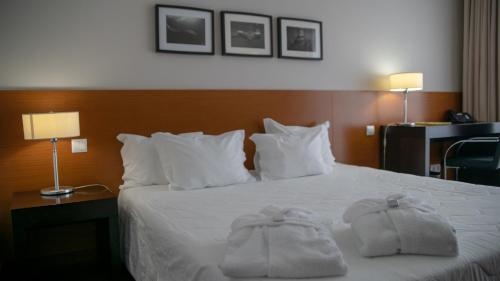 Postel nebo postele na pokoji v ubytování INATEL Flores