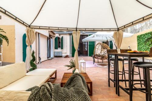 un salon avec un canapé et une table dans l'établissement Wine Apartments Florence Vernaccia, à Florence