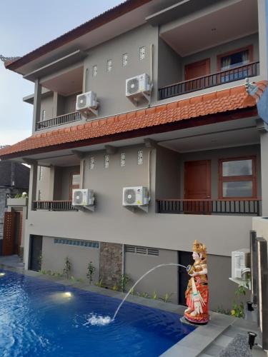 A piscina localizada em Griya Bun Sari ou nos arredores
