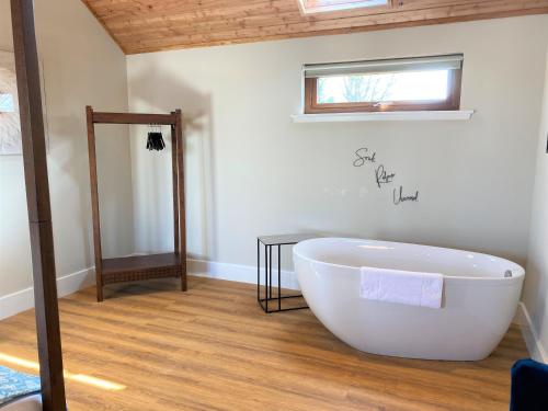 Gallery image of Pheasant Lodge with Hot Tub in Forgandenny