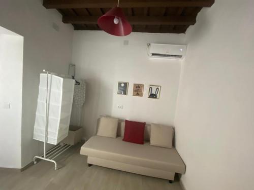 salon z kanapą i czerwoną lampką w obiekcie Apartamento La Flamencura w mieście Jerez de la Frontera