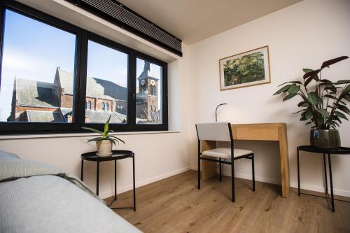 a bedroom with a bed and a table and two chairs at The lodge Morris in Leuven