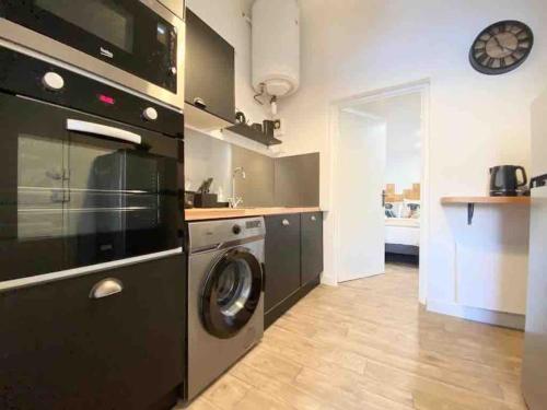 Il comprend une cuisine équipée d'un lave-linge et d'un sèche-linge. dans l'établissement Le Factory entre plage et centre ville, à Mers-les-Bains