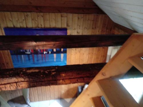 ein Buntglasfenster an der Decke eines Dachbodens in der Unterkunft 25qm großes Ferienhäuschen " Der Hengstall" auf unserem Reiterhof in Birkenbeul