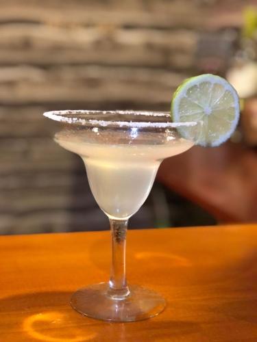 a margarita with a lime on a table at Glamping El Pinar in San Francisco