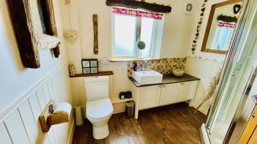 Phòng tắm tại Ritson Farm - Large Traditional Farm House