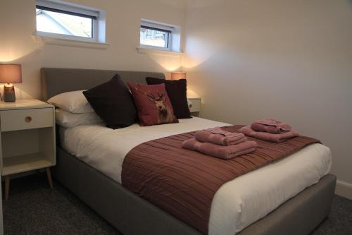 um quarto com uma cama com duas toalhas em The Wee Bank House em Oban