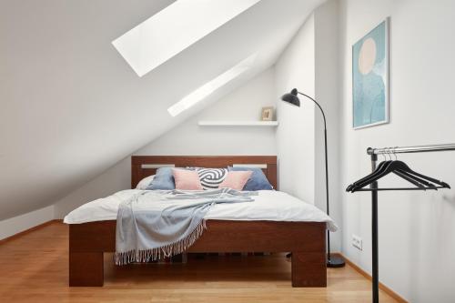 Postel nebo postele na pokoji v ubytování Bright Apartment in New Town by Prague Days