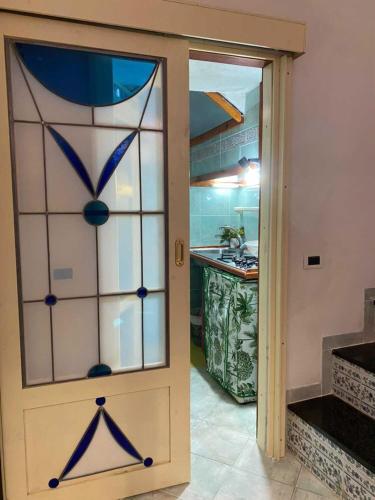 une porte menant à une cuisine avec un comptoir dans l'établissement Camera Buono, à Ischia