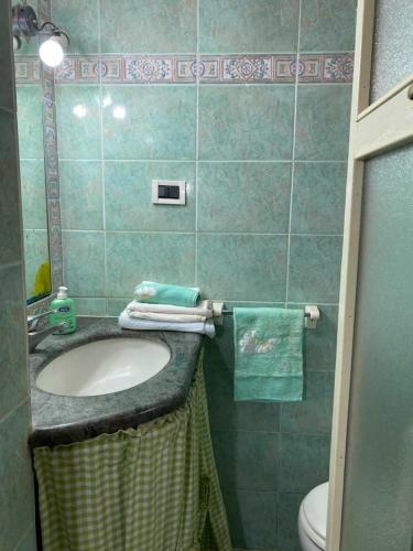 La salle de bains est pourvue d'un lavabo et de toilettes. dans l'établissement Camera Buono, à Ischia