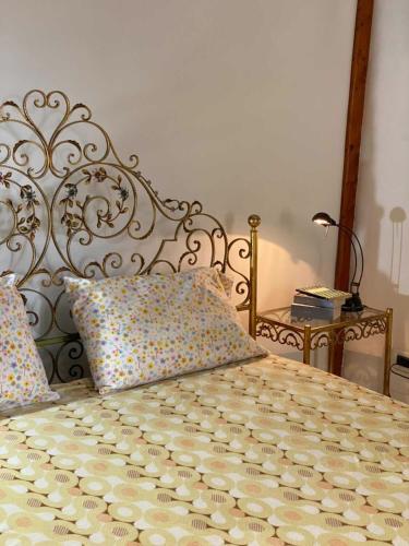 - un lit avec 2 oreillers dans une chambre dans l'établissement Camera Buono, à Ischia
