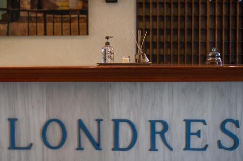 a sign on a table with the words londres at Hotel Apartamentos Londres La Manga in La Manga del Mar Menor