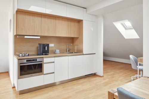 Kuchyň nebo kuchyňský kout v ubytování Bright Apartment in New Town by Prague Days