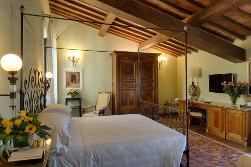 a bedroom with a bed and a desk at Hotel Mulino di Firenze - WorldHotels Crafted in Florence