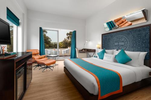 Postel nebo postele na pokoji v ubytování Golden Tulip City Centre Gurgaon