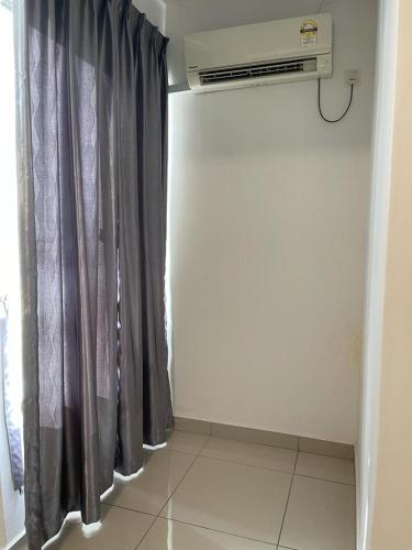 Zimmer mit einem schwarzen Vorhang und einer Heizung in der Unterkunft Marina heights hotel residence in Lumut