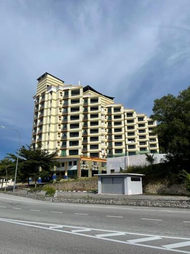 ein großes Apartmenthaus an der Straßenseite in der Unterkunft Marina heights hotel residence in Lumut