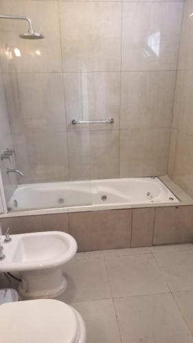 a bathroom with a tub and a toilet and a sink at Casa San Lorenzo in San Lorenzo