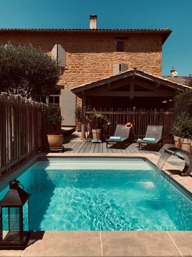 une piscine devant une maison dans l'établissement La Casita, à Pouilly-le-Monial