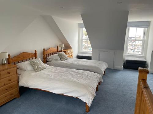 En eller flere senge i et værelse på Fabulous 2 Bed Cottage - Outstanding Sea Views