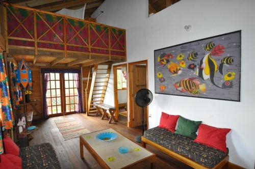 Castara的住宿－卡斯塔拉度假屋，客厅配有沙发和桌子