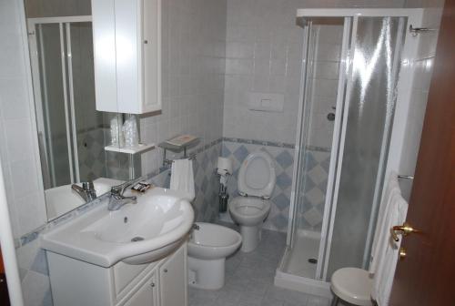 カステルフランコ・ヴェーネトにあるAlbergo Alla Speranzaのバスルーム(洗面台、トイレ、シャワー付)