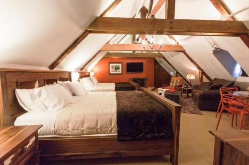 a bedroom with a large bed in the attic at Auberge Place d'Armes in Quebec City