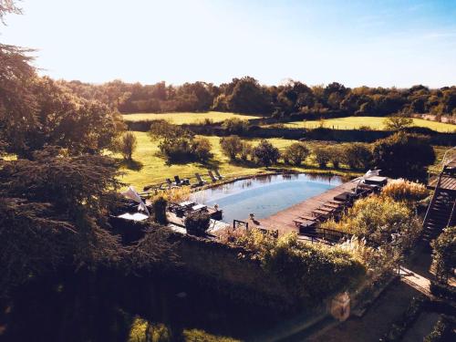 - une vue sur la piscine dans un champ dans l'établissement Château de l'Epinay, à Saint-Georges-sur-Loire