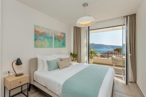 Postel nebo postele na pokoji v ubytování Lazure Hotel & Marina