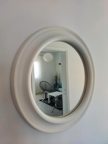 un miroir accroché au mur et une salle à manger dans l'établissement Dream P-LEAce, à Crikvenica