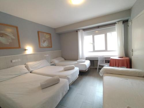 Postel nebo postele na pokoji v ubytování Hostal Albero by gaiarooms