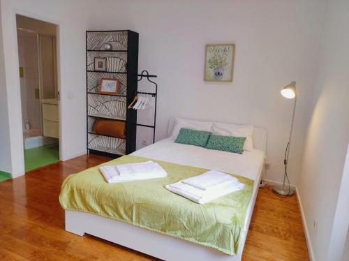リスボンにあるEco Green Studio Apartmentのベッドルーム1室(ベッド1台、タオル2枚付)