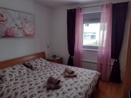 una camera da letto con un letto con due scarpe sopra di Room Armani a Rovigno (Rovinj)