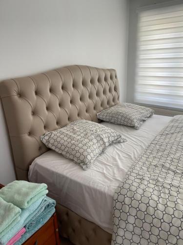 łóżko z dwoma poduszkami w sypialni w obiekcie Résidence la floraison w Brukseli