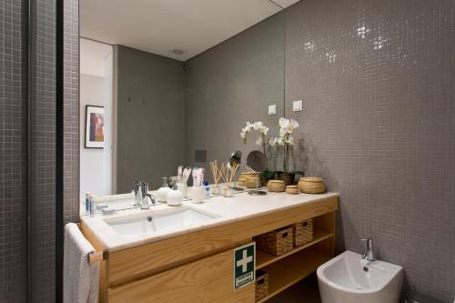 A bathroom at Balconies of Cedofeita & Garage