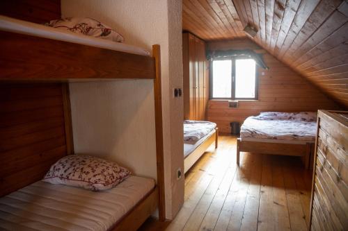 Habitación con 2 literas en una cabaña en Koča pri Binci, en Cerklje na Gorenjskem