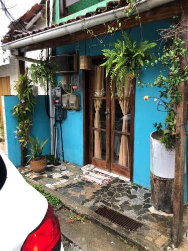 a blue house with plants in front of it at Nova Conquista in Paraty