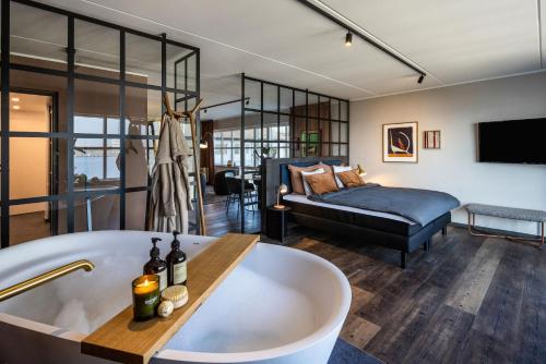 Zimmer mit Badewanne und Bett in der Unterkunft Pier 5 Hotel in Aalborg