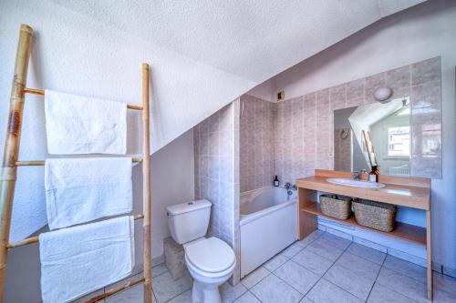 a bathroom with a toilet and a sink and a tub at Le Reverso, T6 en duplex & vue incroyable in Grenoble