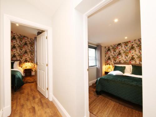 1 Schlafzimmer mit 2 Betten und einem Fenster in der Unterkunft The Holgate Snug in York