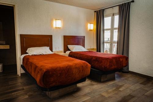 En eller flere senger på et rom på Hotel Azucena