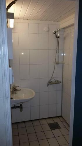 a bathroom with a sink and a shower at Havgløtt in Oksvoll
