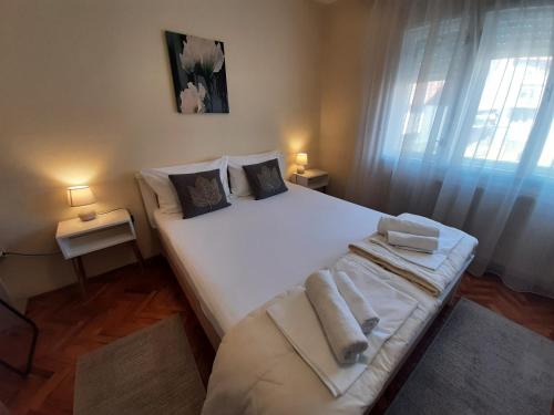 En eller flere senger på et rom på Haus Apartman Zaječar M&L