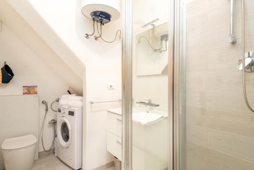 a bathroom with a shower and a toilet and a sink at Rossi Tramonti 2, Terre Marine in Corniglia