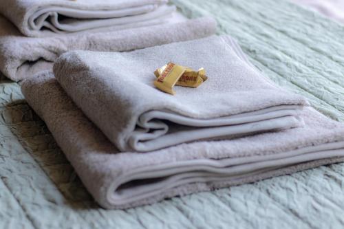 a pile of towels sitting on top of a bed at Wellness Lodge aan de Braassem in Rijnsaterwoude