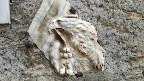 eine Steinkauz an einer Steinwand in der Unterkunft Borgo 63 Medieval House in Montecelio
