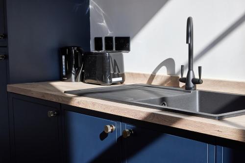 una cocina con fregadero y encimera en No 6 at Simpson Street Apartments Sunderland, en Sunderland