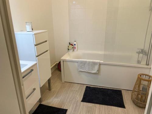 a bathroom with a white tub and a sink at Appartement 3 chambres in Vitry-sur-Seine