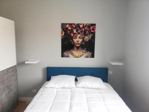 HOTEL VILLA SOL في بيسكاروس: غرفة نوم بسرير مع لوحة على الحائط